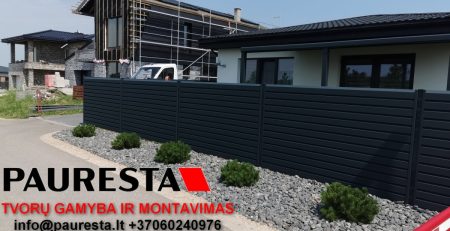 Metalinės tvoros privalumai: Kodėl 2026 m. tai geriausias pasirinkimas Jūsų sklypui?